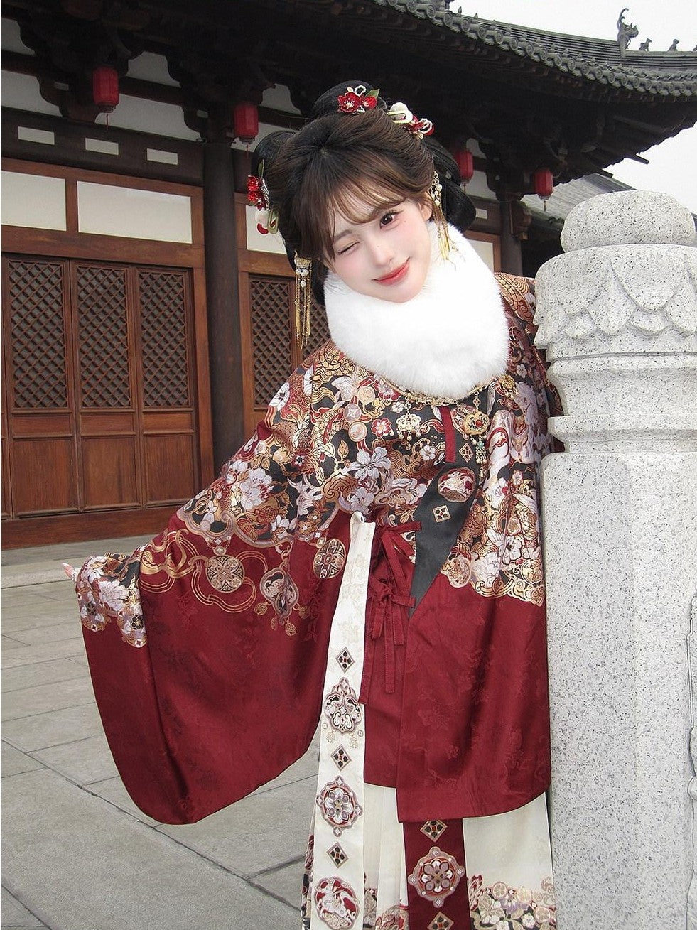 Yi Mu Hu Tao Gold Horse Brocade Cloud Shoulder Women's Song Brocade Full Coordination Sets