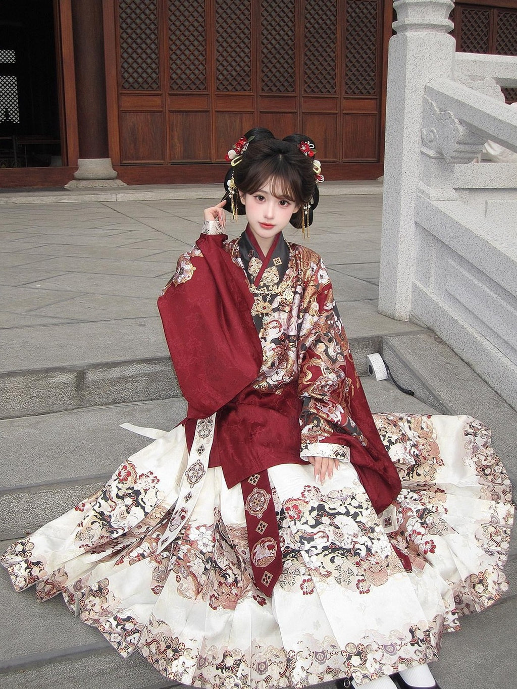 Yi Mu Hu Tao Gold Horse Brocade Cloud Shoulder Women's Song Brocade Full Coordination Sets