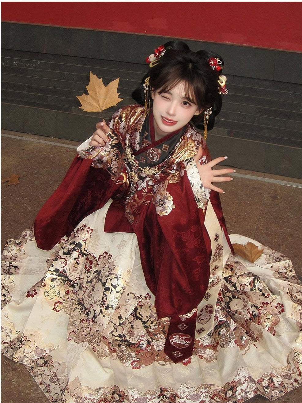 Yi Mu Hu Tao Gold Horse Brocade Cloud Shoulder Women's Song Brocade Full Coordination Sets