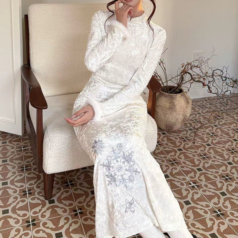 Yi_Mu_Hu_Tao_Snowflake_Embroidered_Roundneck_Qipao_Skirt_Women's_Velvet_Full_Coordination_Sets_1003062730076_MISSTT